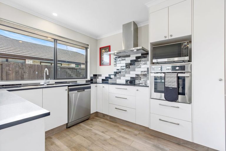 Photo of property in 1 Waikiwi Way, Papamoa, 3118