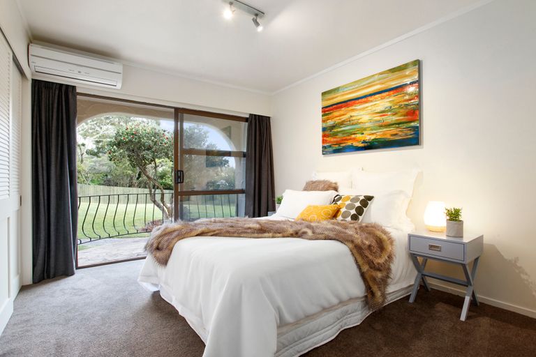 Photo of property in 24 Atarua Gardens, Waiatarua, Auckland, 0604