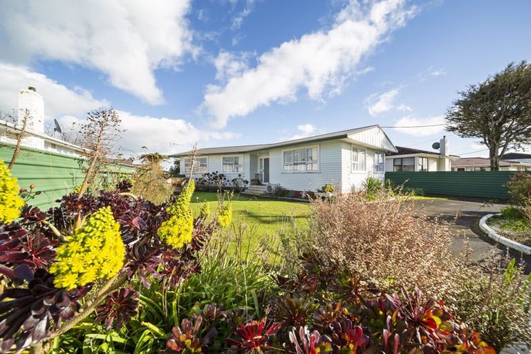 Photo of property in 15 Murray Avenue, Hawera, 4610