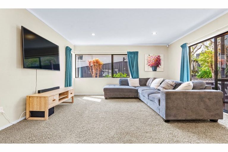 Photo of property in 2/46 Powrie Street, Glenfield, Auckland, 0629