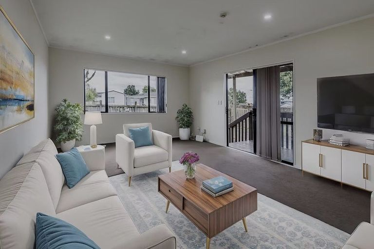 Photo of property in 17 Dungarvon Place, Clendon Park, Auckland, 2103