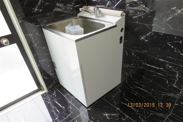 Photo of property in 5 Fernhaven Place, Massey, Auckland, 0614