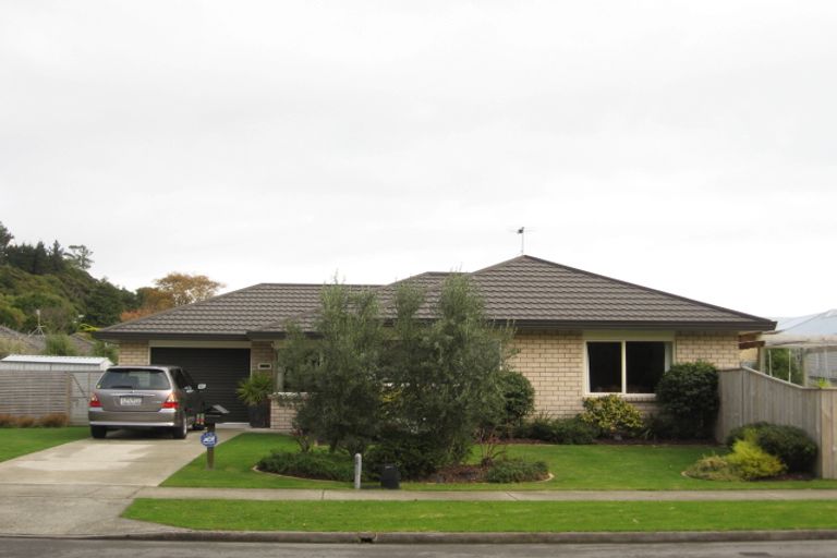 Photo of property in 16 Tararua Street, Paraparaumu, 5032