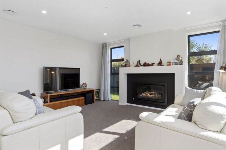 Photo of property in 15 Makura Drive, Papamoa Beach, Papamoa, 3118