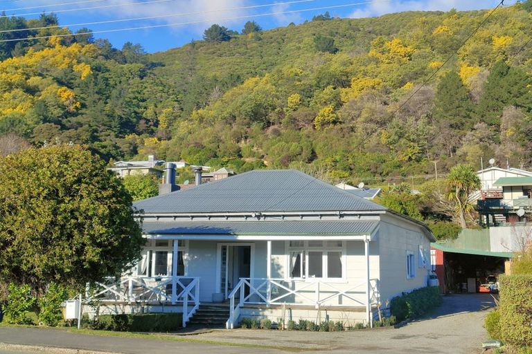 Photo of property in 108 Waikawa Road, Picton, 7220