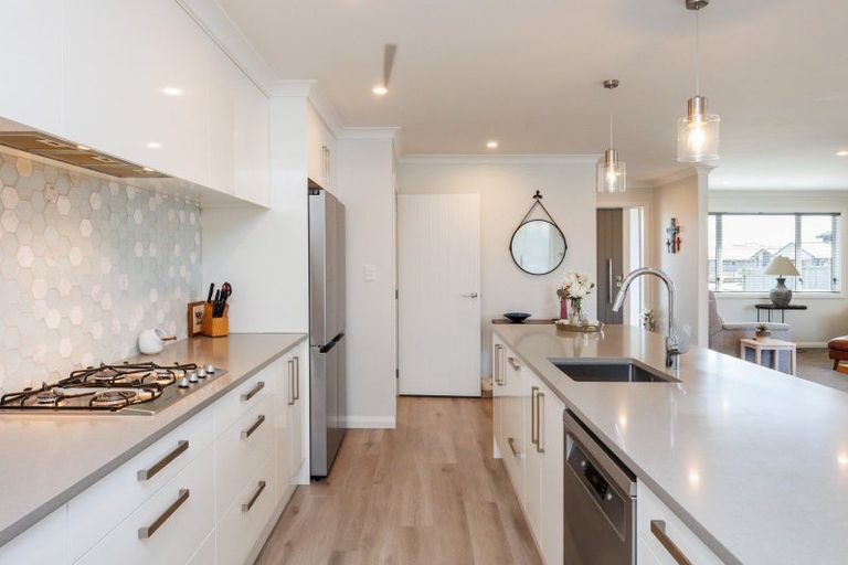 Photo of property in 6 Atlantic Drive, Fitzherbert, Palmerston North, 4410