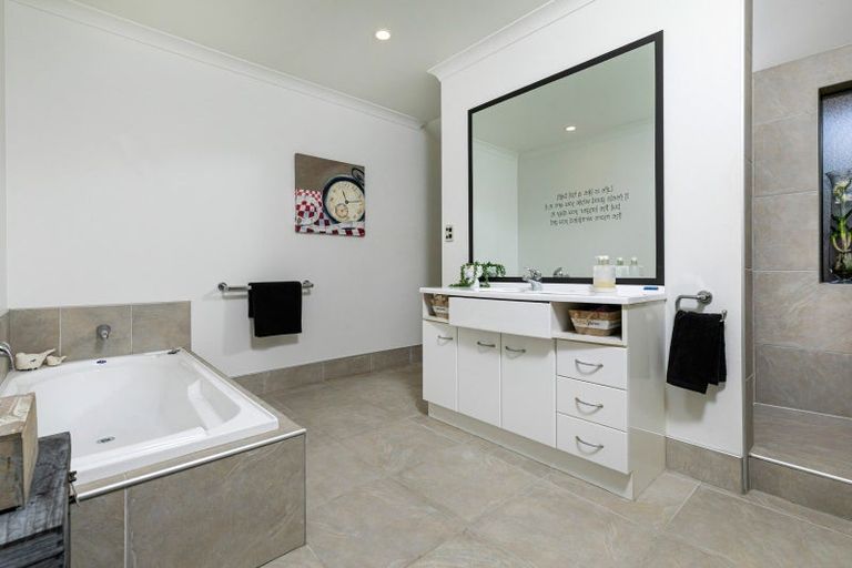 Photo of property in 3 Admirals Court Drive, Greenhithe, Auckland, 0632