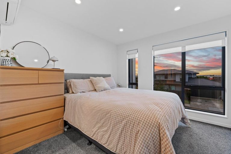 Photo of property in 5/1a Royal View Road, Te Atatu South, Auckland, 0610