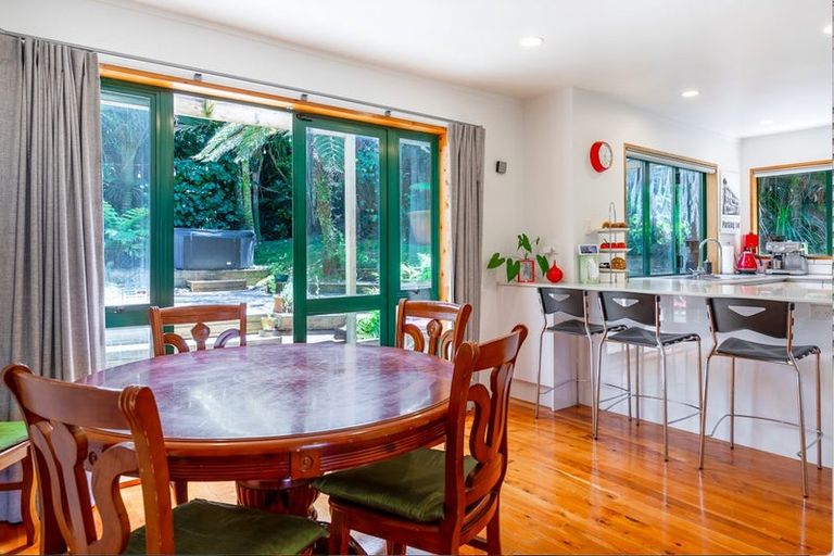 Photo of property in 86 Wood Bay Road, Titirangi, Auckland, 0604