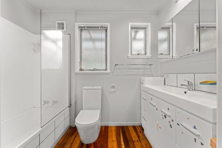 Photo of property in 24 Normanton Street, Glenfield, Auckland, 0629