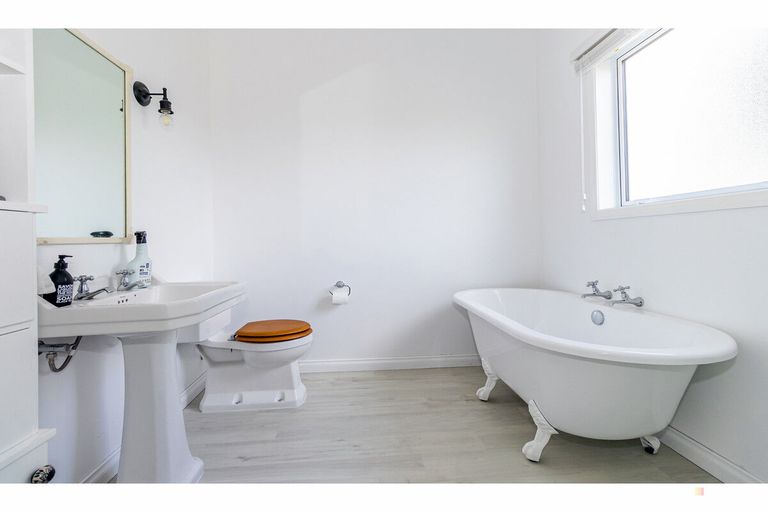 Photo of property in 43 Rhodes Street, Waimate, 7924