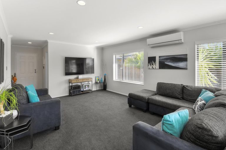 Photo of property in 25 Croftview Road, Wattle Downs, Auckland, 2103
