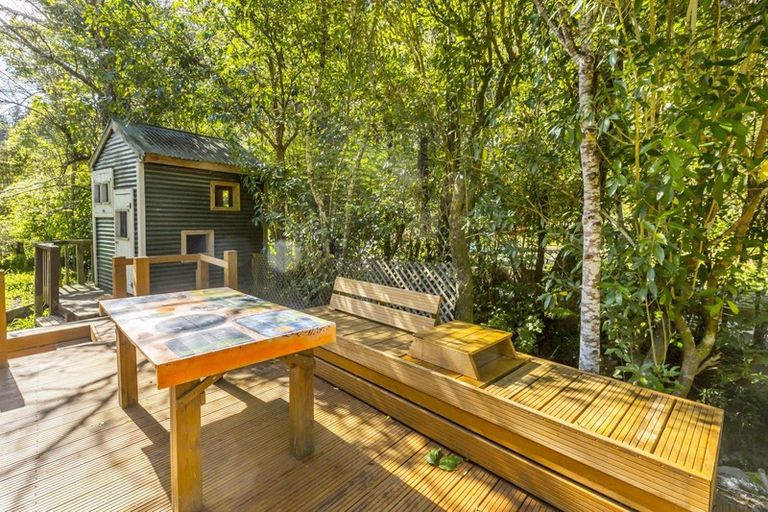 Photo of property in 126 Pinehaven Road, Pinehaven, Upper Hutt, 5019