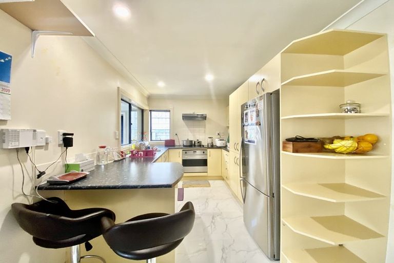 Photo of property in 16 Glenveagh Park Drive, Weymouth, Auckland, 2103