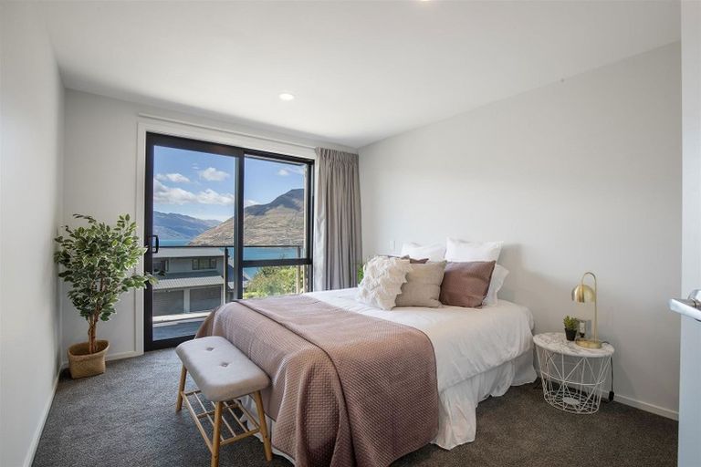 Photo of property in 54d Wynyard Crescent, Fernhill, Queenstown, 9300