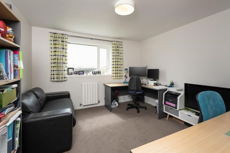 Photo of property in 21 Cheyne Walk, Newlands, Wellington, 6037