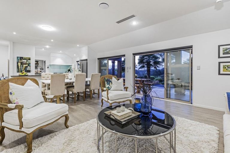 Photo of property in 127 Vaughans Road, Okura, Albany, 0792