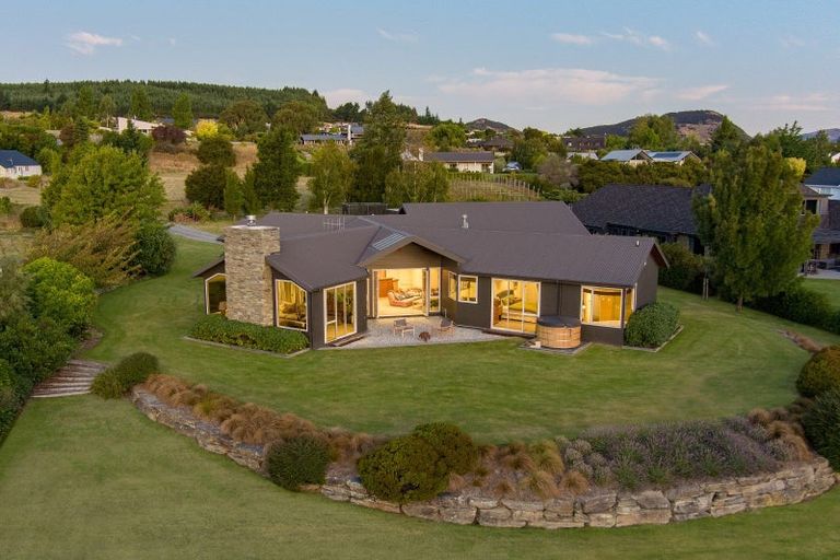 Photo of property in 10 The Terraces, Wanaka, 9305