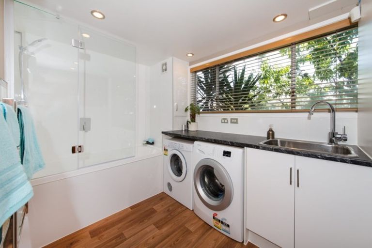 Photo of property in 32 Renata Crescent, Te Atatu Peninsula, Auckland, 0610