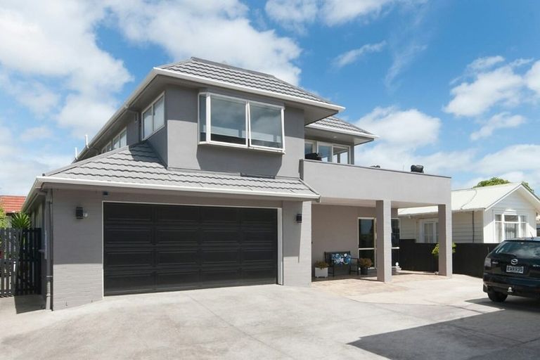 Photo of property in 2/21 The Esplanade, Eastern Beach, Auckland, 2012