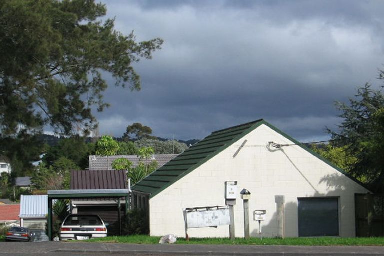 Photo of property in 1/108 West Coast Road, Glen Eden, Auckland, 0602