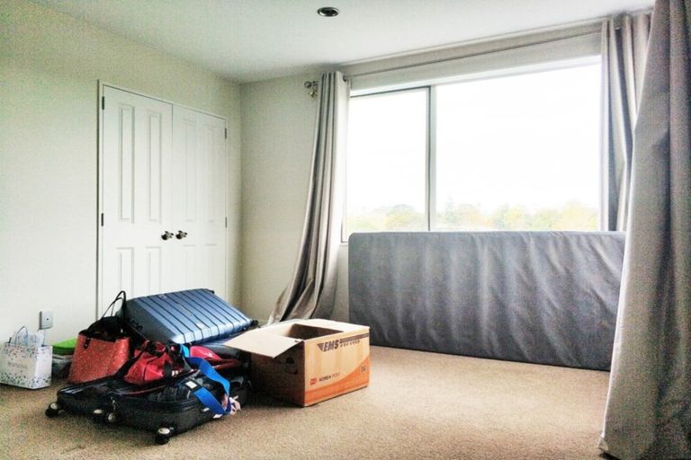 Photo of property in 8 Lakeridge Close, Northcross, Auckland, 0632