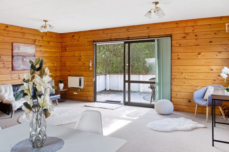 Photo of property in 2/72 Aeroview Drive, Beach Haven, Auckland, 0626
