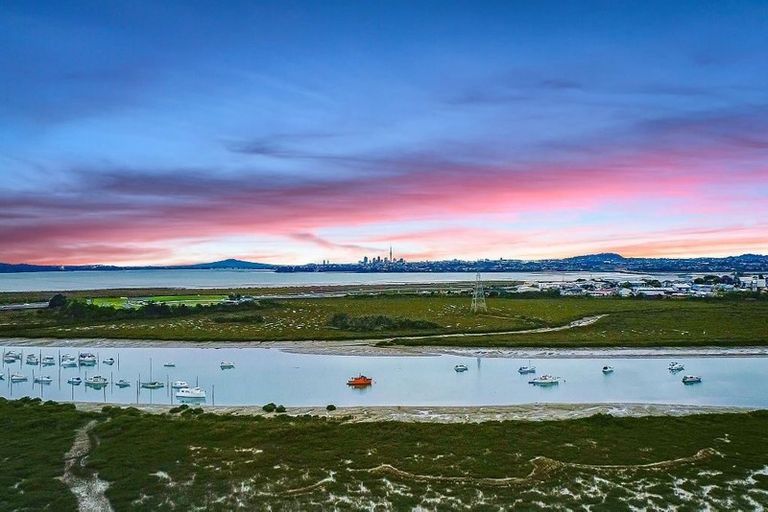 Photo of property in 114a Tiroroa Avenue, Te Atatu South, Auckland, 0610