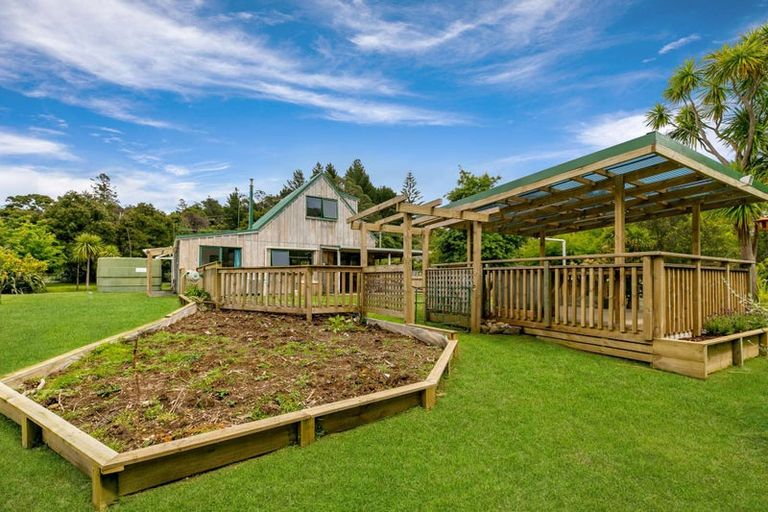 Photo of property in 30 Colville Road, Coromandel, 3506