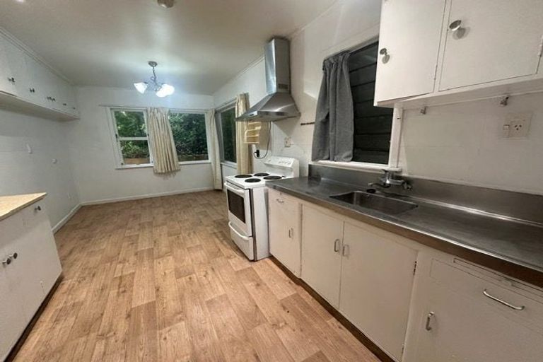 Photo of property in 88 Newlands Road, Newlands, Wellington, 6037