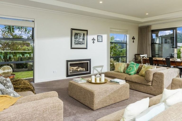 Photo of property in 1 Eric Farley Drive, Kumeu, 0810