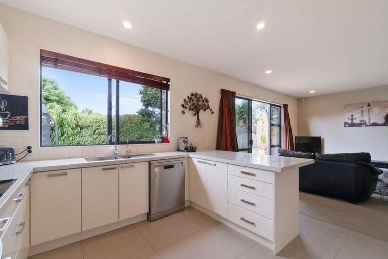 Photo of property in 19 Rosetti Rise, West Harbour, Auckland, 0618