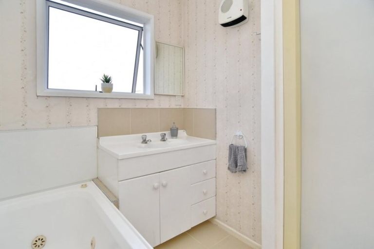 Photo of property in 21 Honeysuckle Place, Northcote, Christchurch, 8052