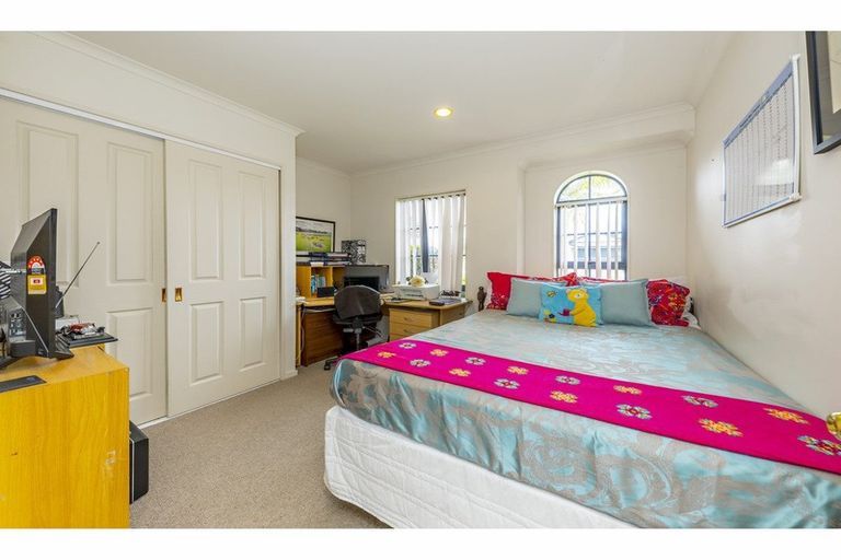 Photo of property in 11 Glenveagh Park Drive, Weymouth, Auckland, 2103