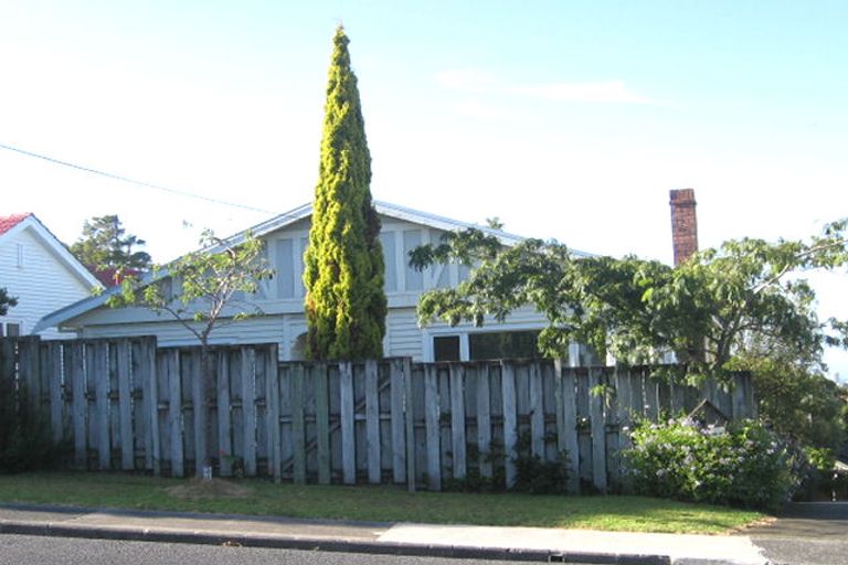 Photo of property in 2/61 Pupuke Road, Birkenhead, Auckland, 0627