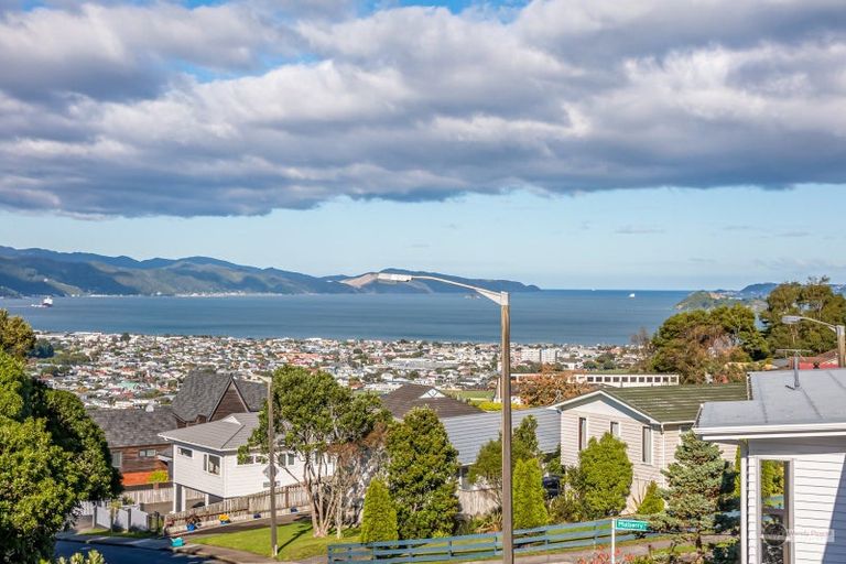 Photo of property in 73 Miromiro Road, Normandale, Lower Hutt, 5010