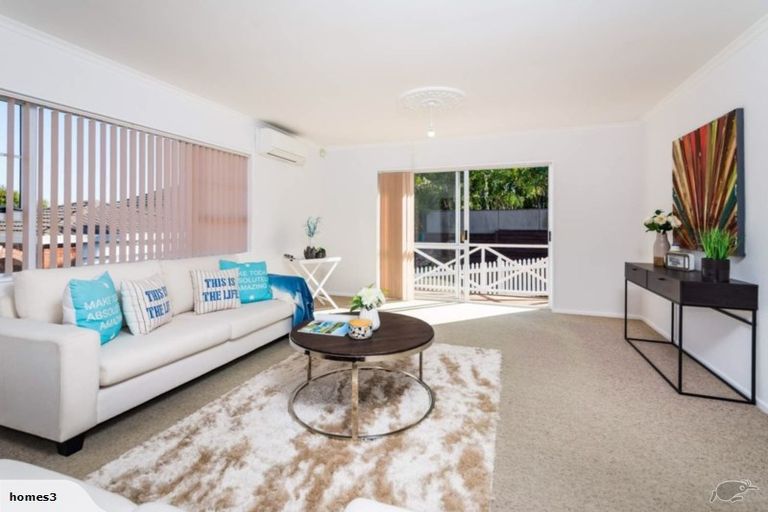 Photo of property in 1/71 Browns Bay Road, Browns Bay, Auckland, 0630