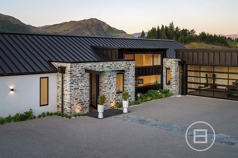 Photo of property in 5 Red Deer Rise, Kelvin Heights, Queenstown, 9300