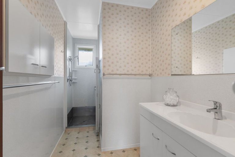 Photo of property in 2/4 Severn Place, Spotswood, New Plymouth, 4310