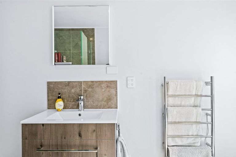 Photo of property in 20 Chatswood Grove, Chatswood, Auckland, 0626