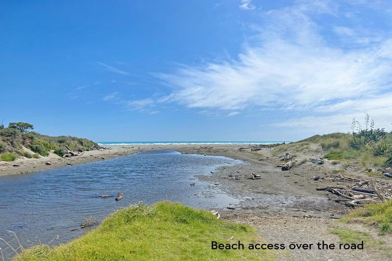 Photo of property in 1a Field Way, Waikanae Beach, Waikanae, 5036