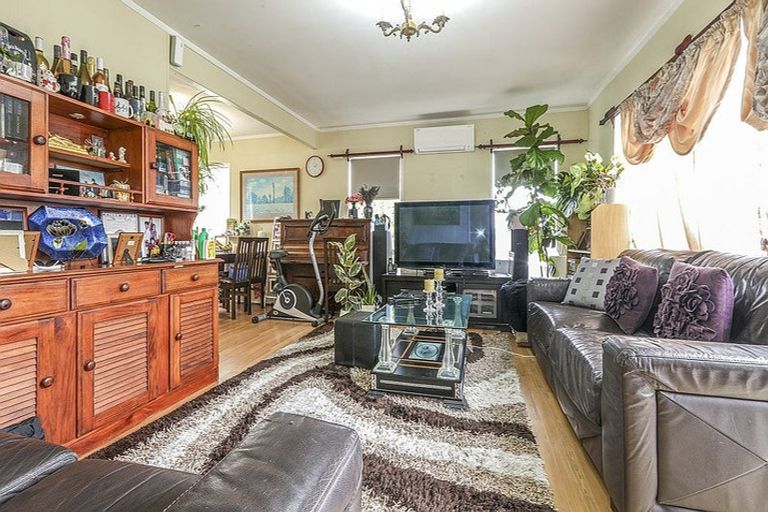 Photo of property in 2/12 Ballater Place, Highland Park, Auckland, 2010