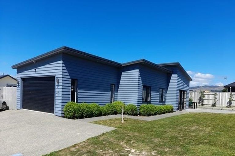 Photo of property in 128 Johnstone Drive, Fitzherbert, Palmerston North, 4410