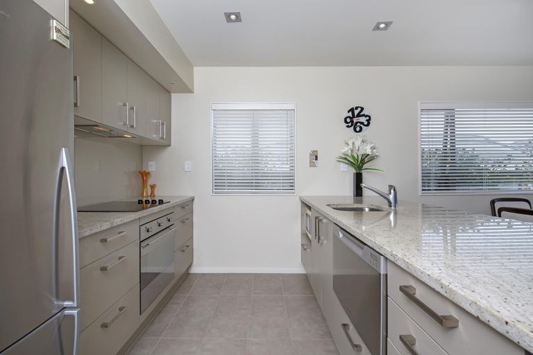 Photo of property in 50 Royalle Mews, Botany Downs, Auckland, 2010