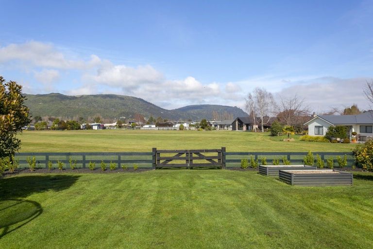 Photo of property in 19 Montgomery Crescent, Kinloch, Taupo, 3377