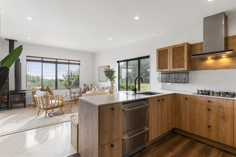 Photo of property in 333 Motutara Road, Muriwai, Waimauku, 0881