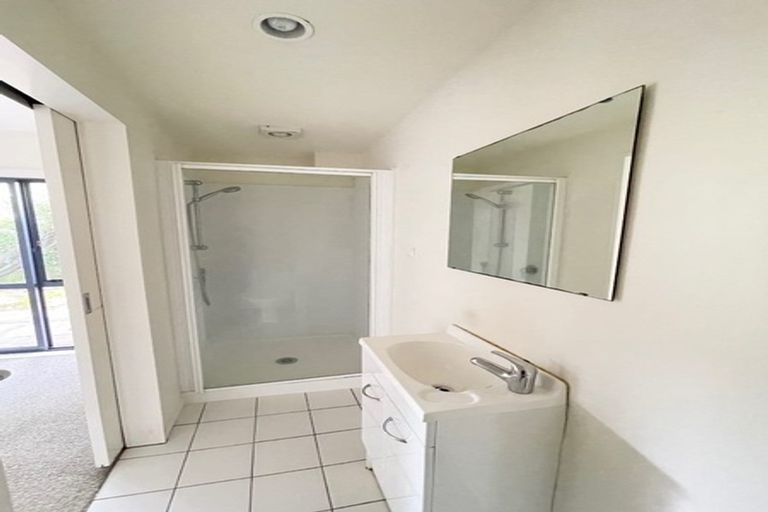 Photo of property in Krisley Court, 5/6 Ambrico Place, New Lynn, Auckland, 0600