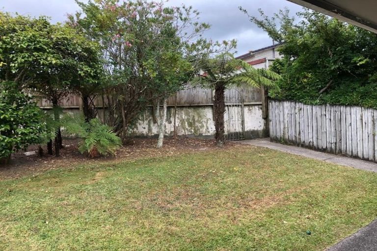 Photo of property in 2/152a Mokoia Road, Chatswood, Auckland, 0626