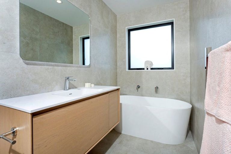 Photo of property in 2 Irwin Lane, Windsor Park, 0632