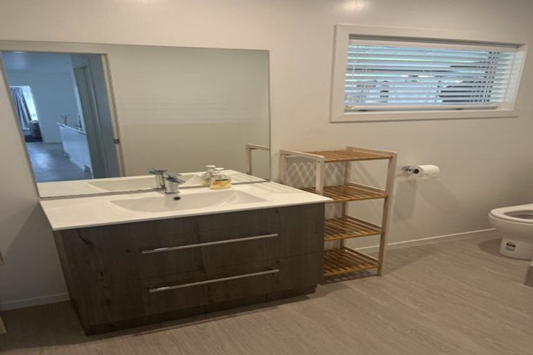 Photo of property in 16 Thorburn Avenue, Red Beach, 0932